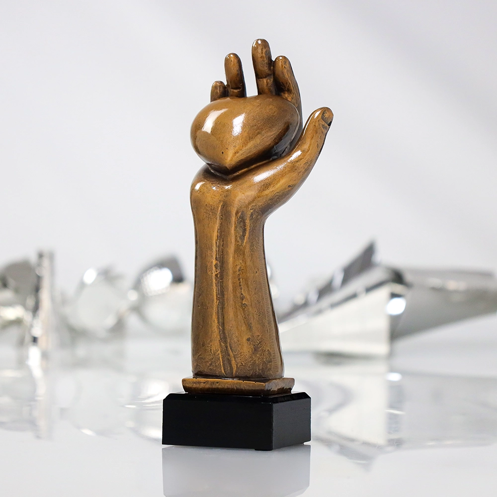 Harz Trophäe Herz in der Hand RFST3040 Harz Trophäe Herz in der Hand RFST3040 – Bild 4