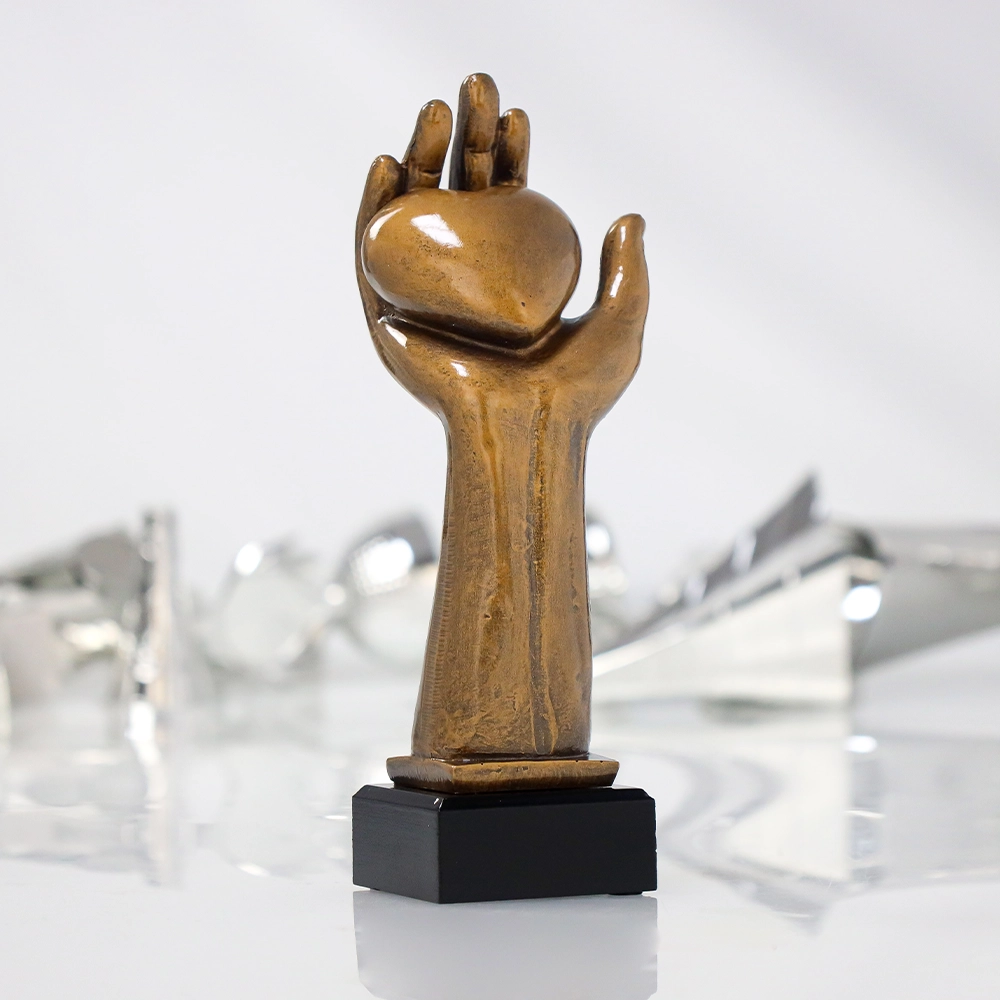 Harz Trophäe Herz in der Hand RFST3040 Harz Trophäe Herz in der Hand RFST3040 – Bild 3