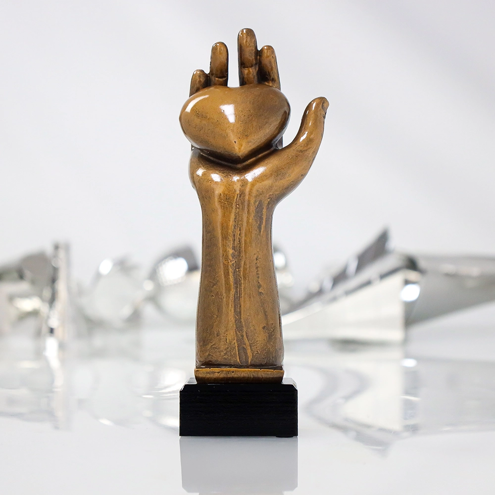 Harz Trophäe Herz in der Hand RFST3040 Harz Trophäe Herz in der Hand RFST3040 – Bild 2