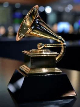 Eine goldene Grammy-Award-Statuette auf einem schwarzen Sockel, der ikonische, 24-karätig vergoldete Plattenspieler bei der Musikpreisverleihung